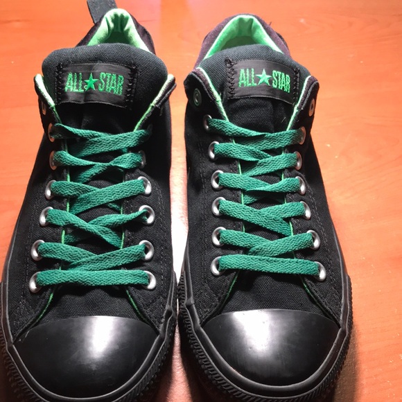 Men’s size 9 low top converse all stars